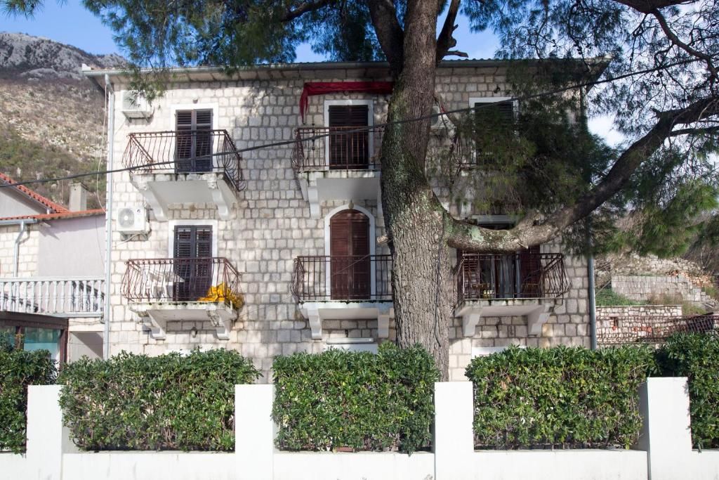 Апартаменты Old Pine Apartment Пераст